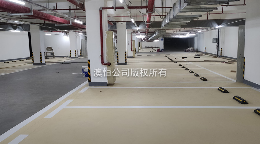 米黃色自流平水泥應(yīng)用于地下停車場