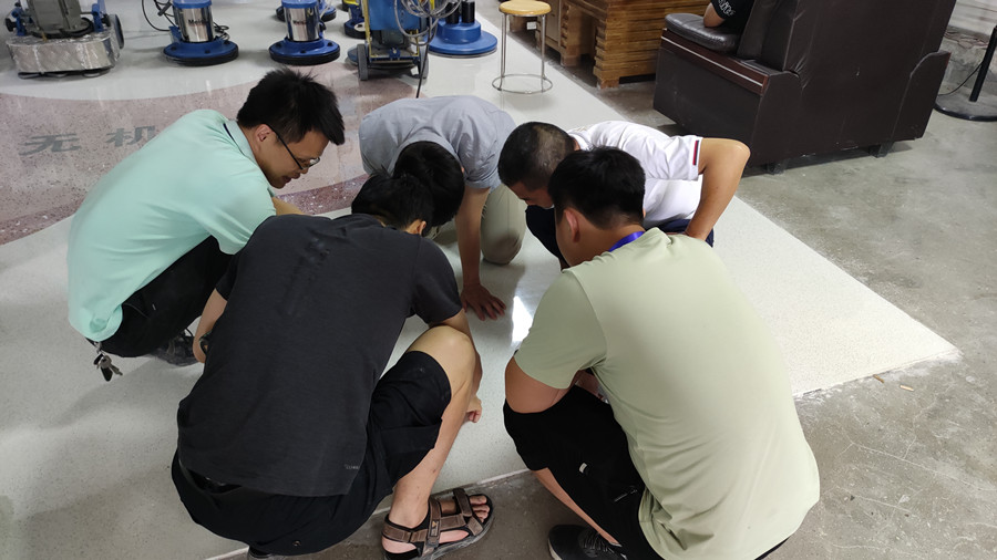 學(xué)員一起研究、探討新型無機磨石