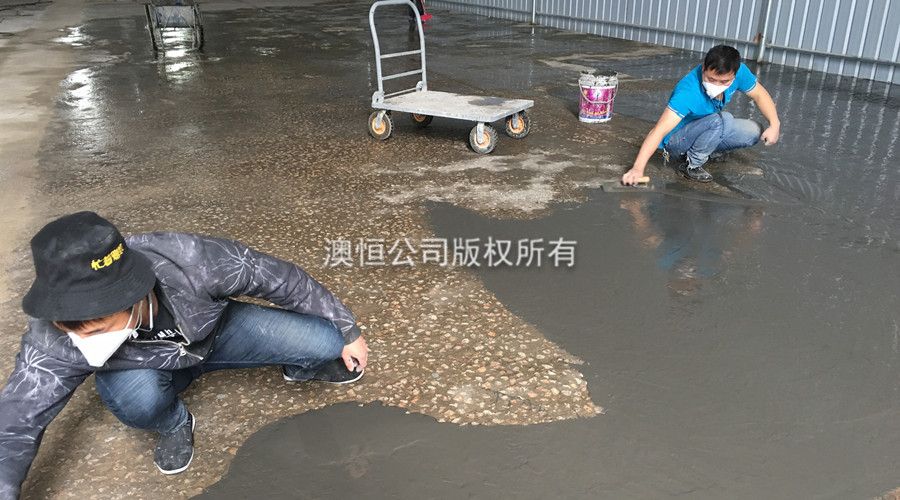 無明水后，批刮910快速修補自流平水泥