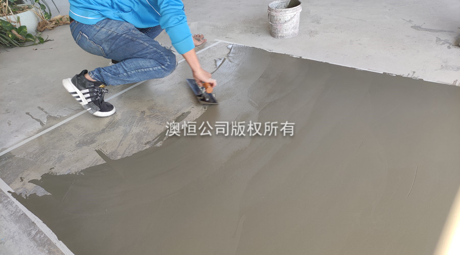 在麻面地面上批刮390薄層韌性自流平水泥，修補細小孔洞