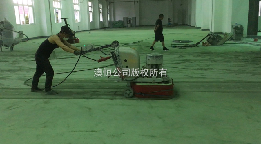 用研磨機(jī)對地面進(jìn)行整體研磨