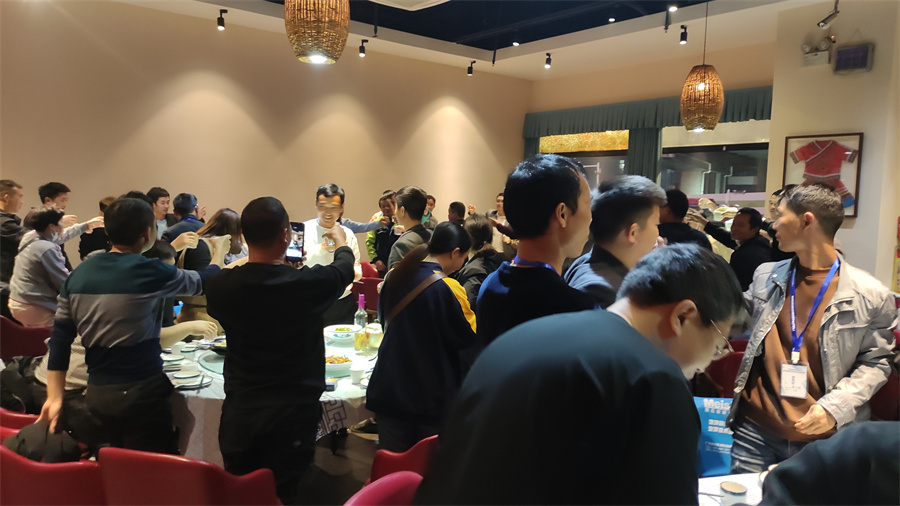 學(xué)員聚餐，相互討論交流