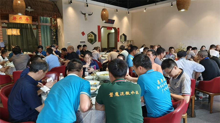 學員聚餐，相互討論交流