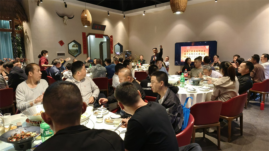 學員聚餐，相互討論交流